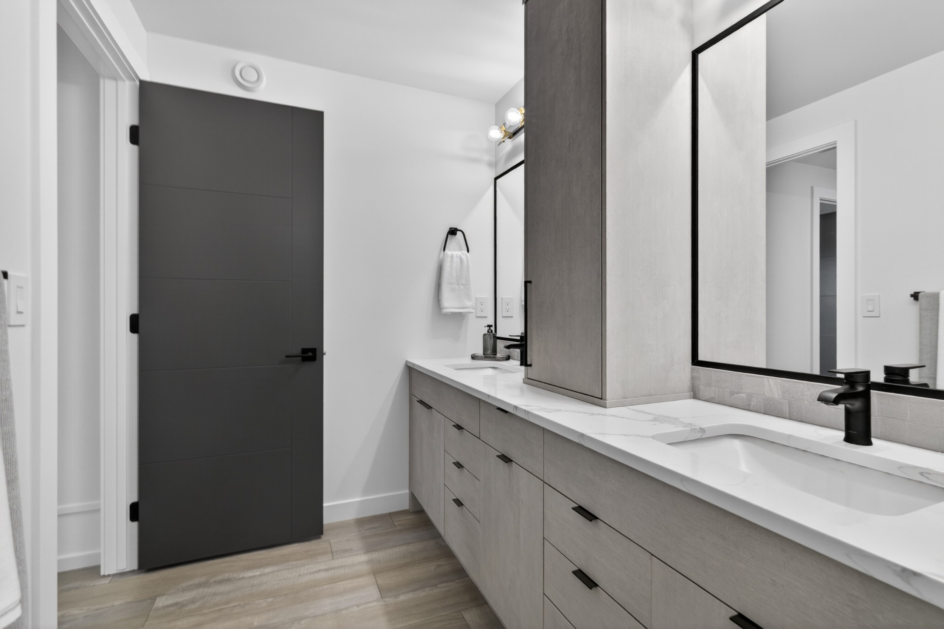 Jack & Jill — Passage — A split layout with a separate water closet